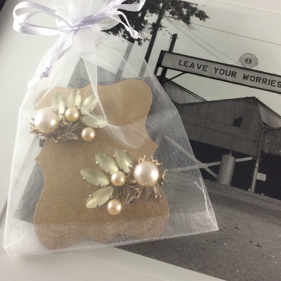 Vintage Pearl and Opaque Bead Clip-On Earrings - Picture 4 of 4